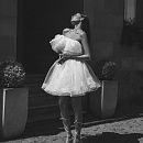 Ассиметричное свадебное платье мини с пышной юбкой фото