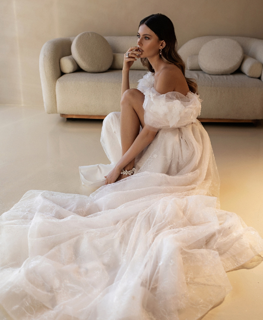 Кружевное свадебное платье с объемными цветами фото