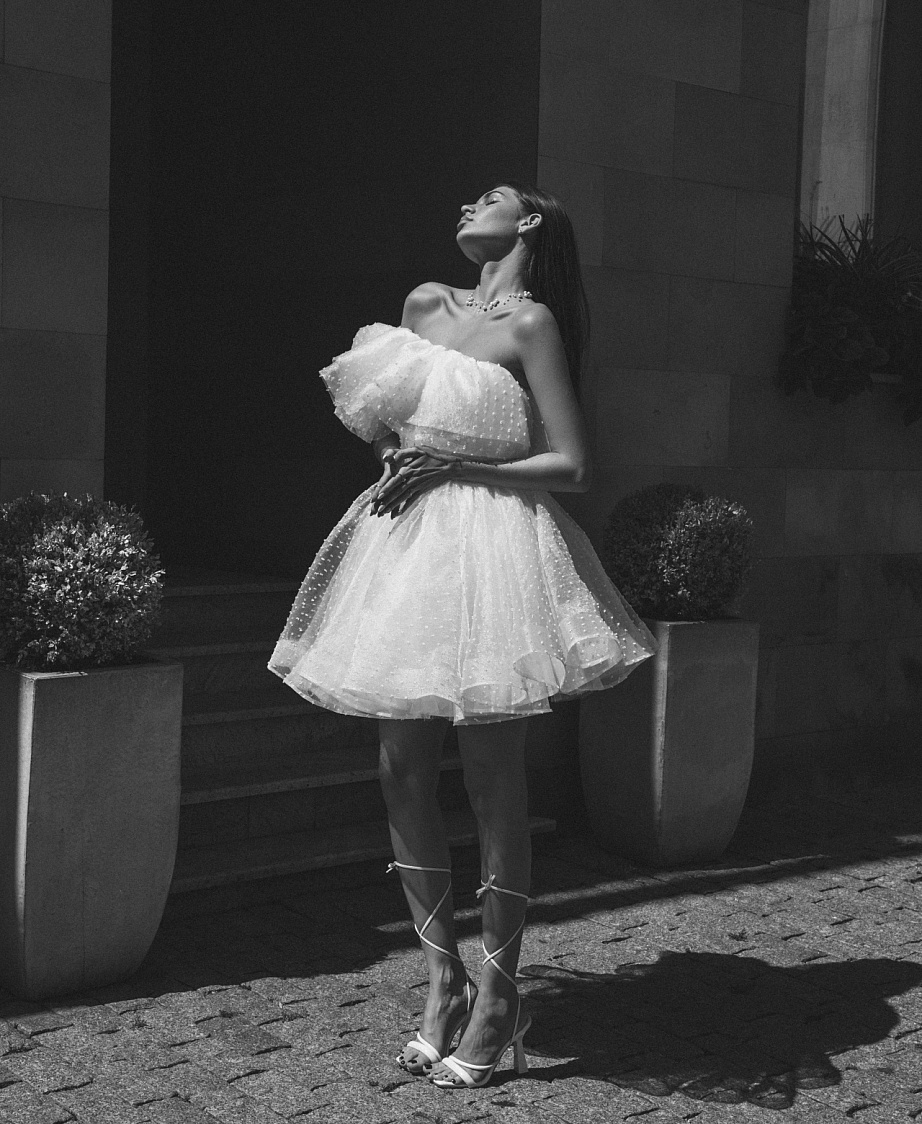 Ассиметричное свадебное платье мини с пышной юбкой фото