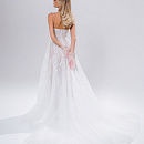 Сверкающее свадебное платье на тонких бретельках фото