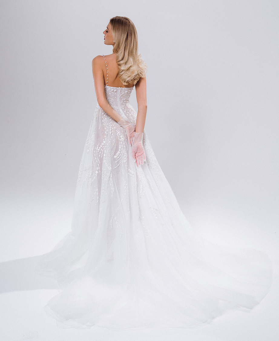 Сверкающее свадебное платье на тонких бретельках фото