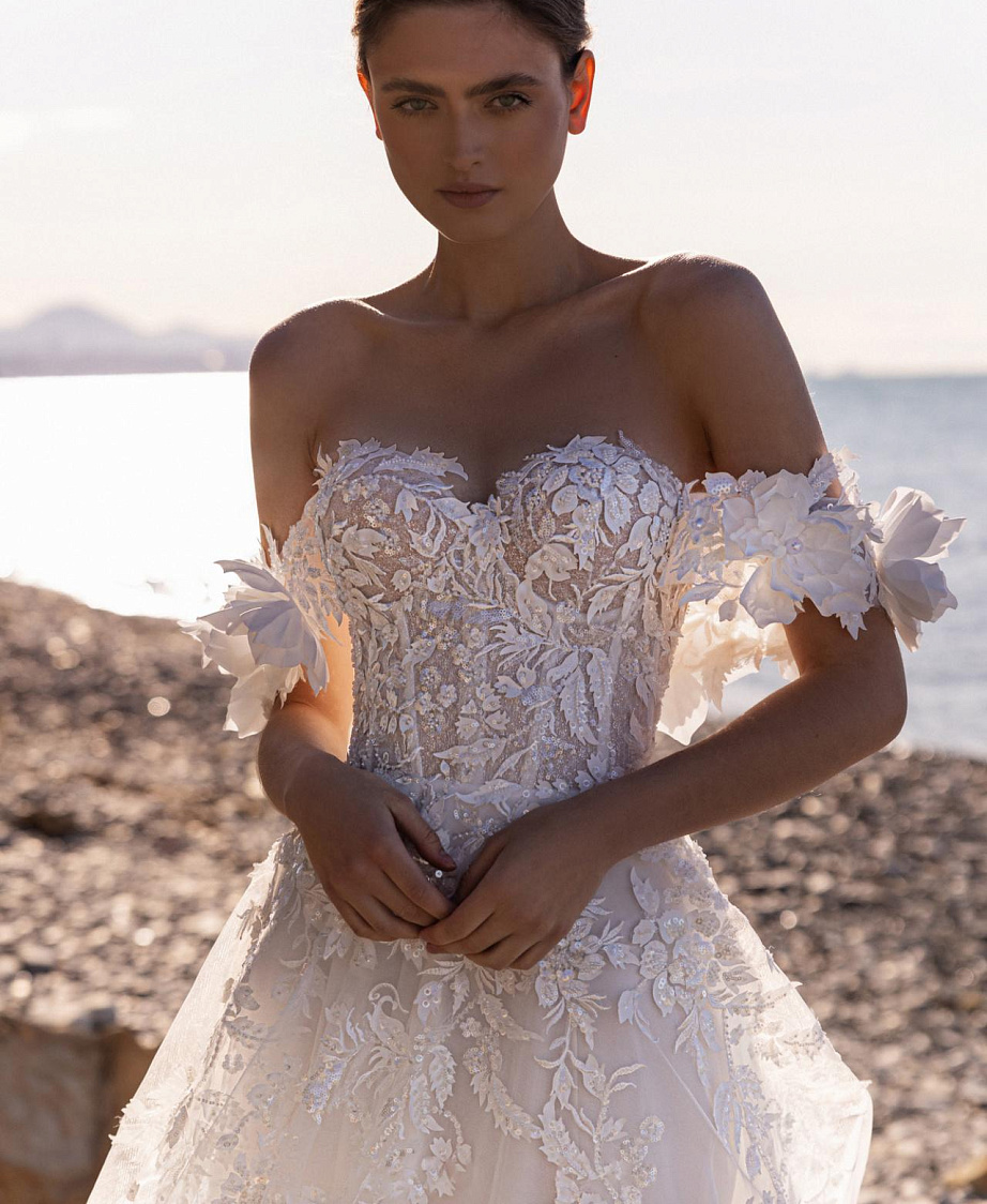 Кружевное свадебное платье с цветочными бретелями фото