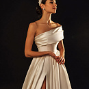 Пышное атласное свадебное платье со шлейфом фото