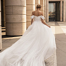 Нежное свадебное платье со шлейфом