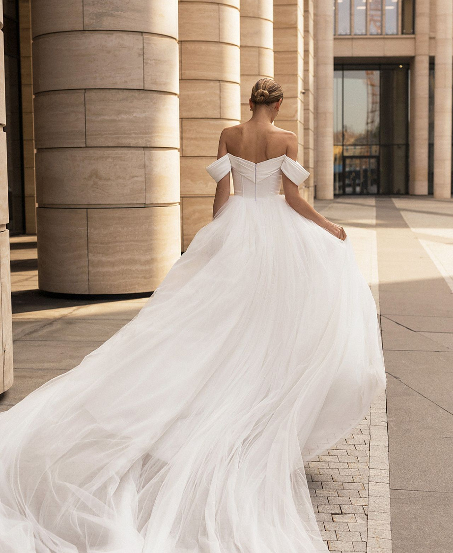 Нежное свадебное платье со шлейфом