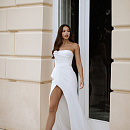 Стильное свадебное платье с разрезом на юбке фото