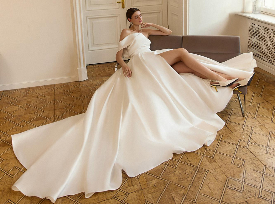 Пышное свадебное платье с ассиметричным верхом фото