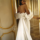 Роскошное свадебное платье с цветочным декором фото