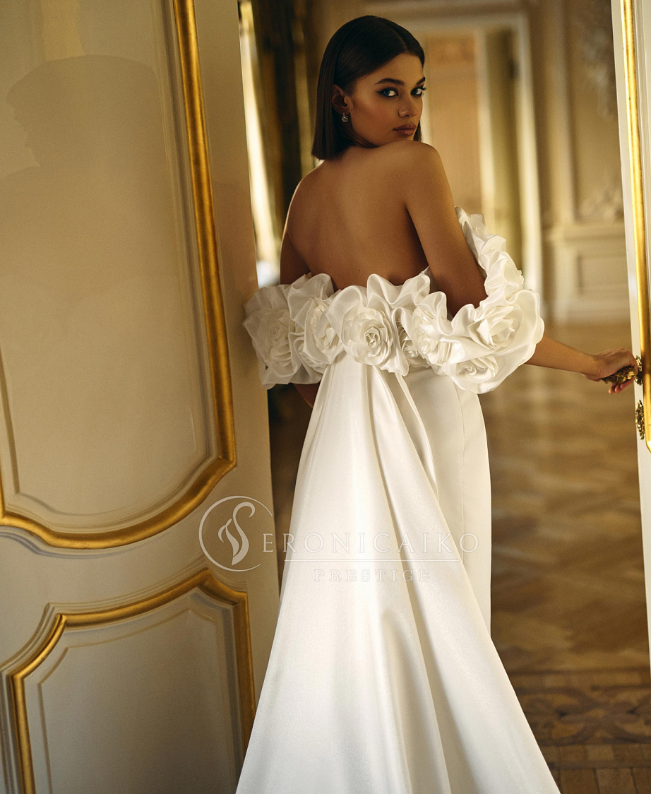 Роскошное свадебное платье с цветочным декором фото