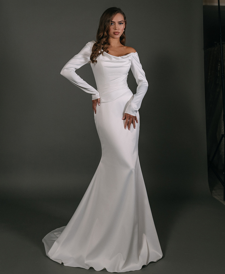 Атласное свадебное платье с ассиметричным верхом фото