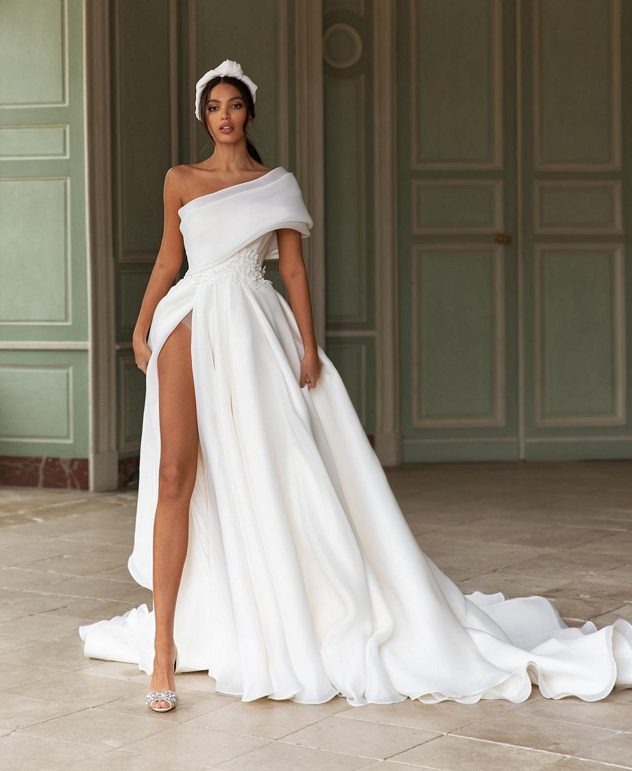 Эффектное свадебное платье с разрезом фото