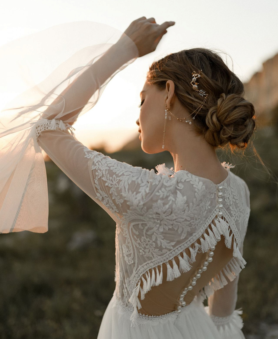 Свадебное платье бохо с расклешенными рукавами фото