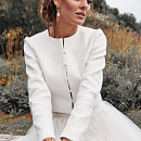 Белый жакет с длинным рукавом