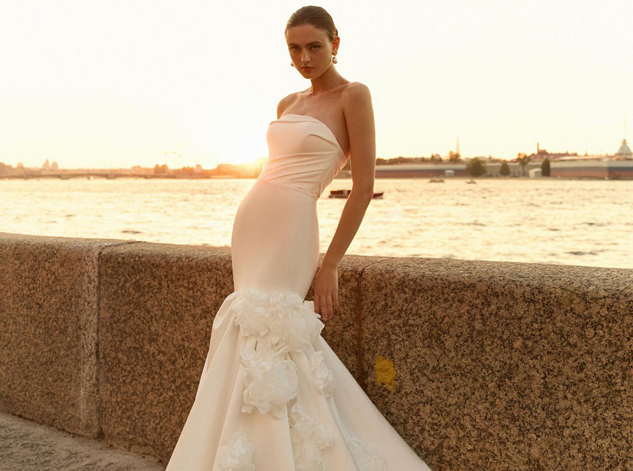 Роскошное свадебное платье русалкая с объемными цветами фото