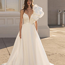 Лаконичное свадебное платье на тонких бретелях фото