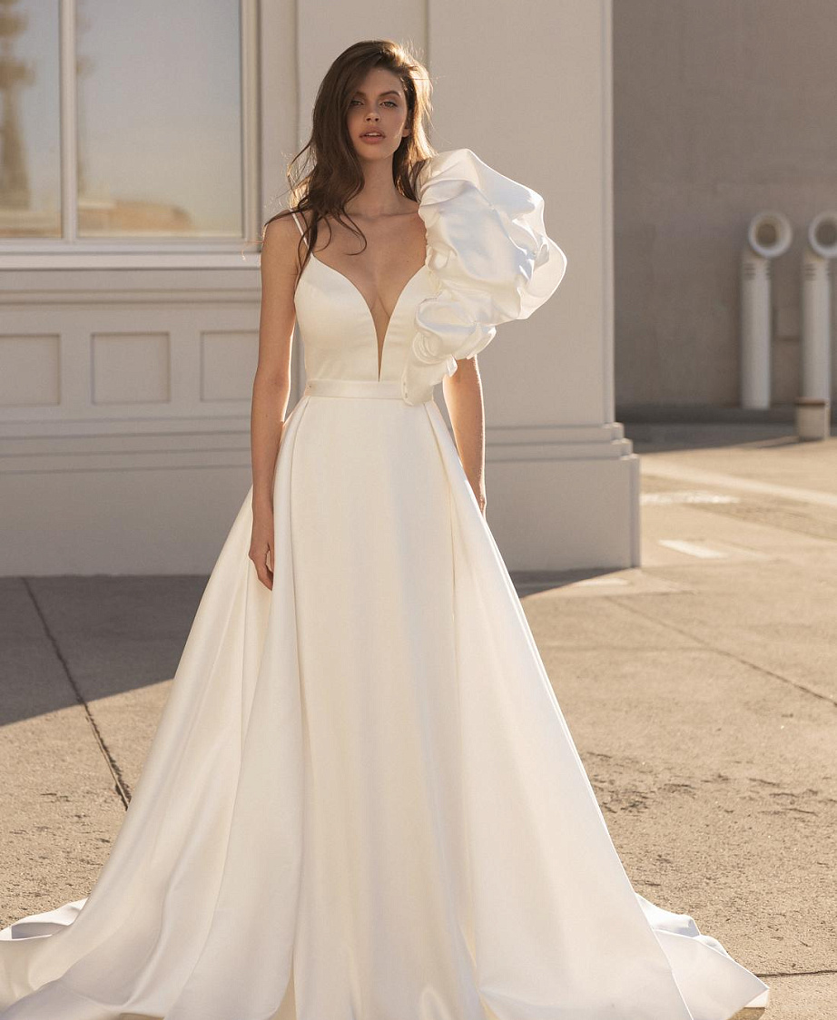 Лаконичное свадебное платье на тонких бретелях фото