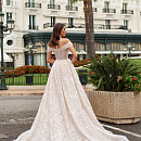 Блестящее свадебное платье с роскошным шлейфом фото