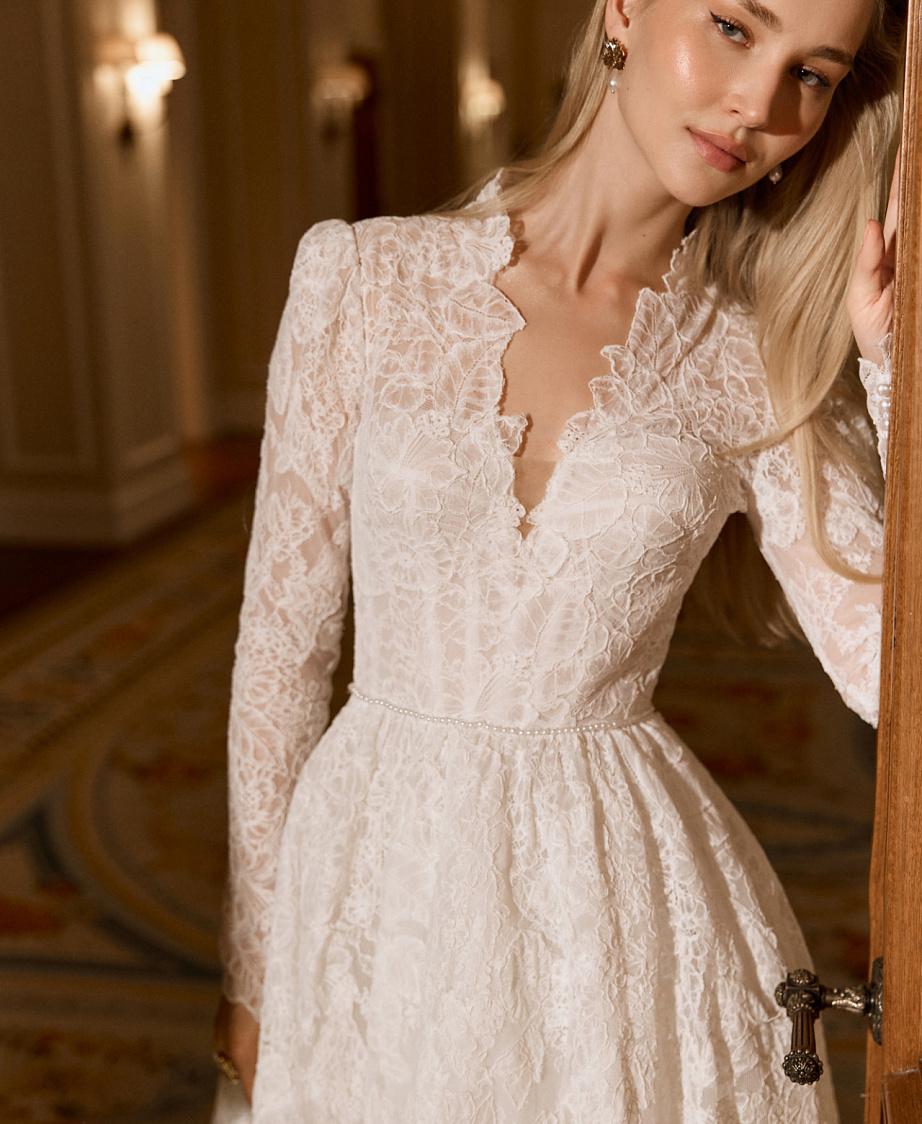 Закрытое кружевное свадебное платье cо шлейфом фото
