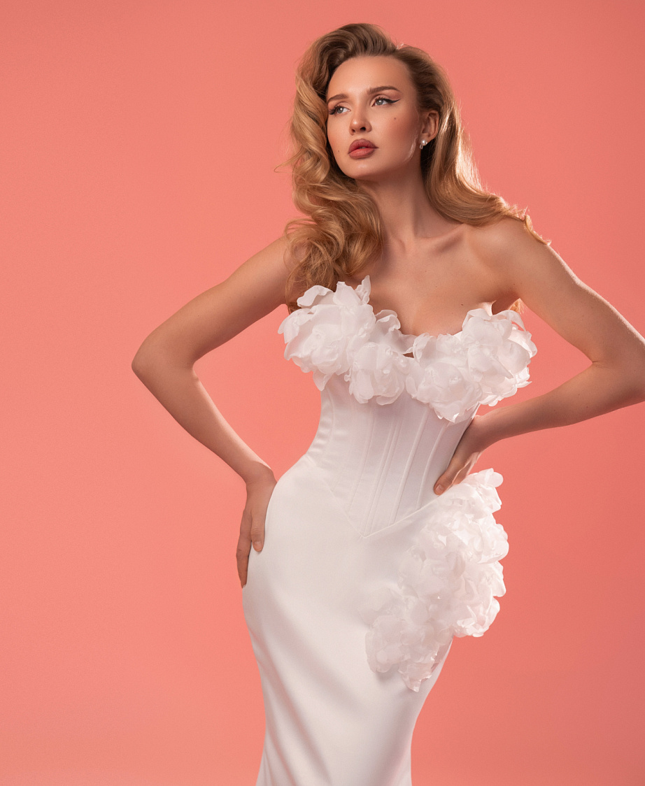 Свадебное платье расшитое объемными цветами фото