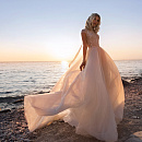 Легкое свадебное платье с открытой спиной фото