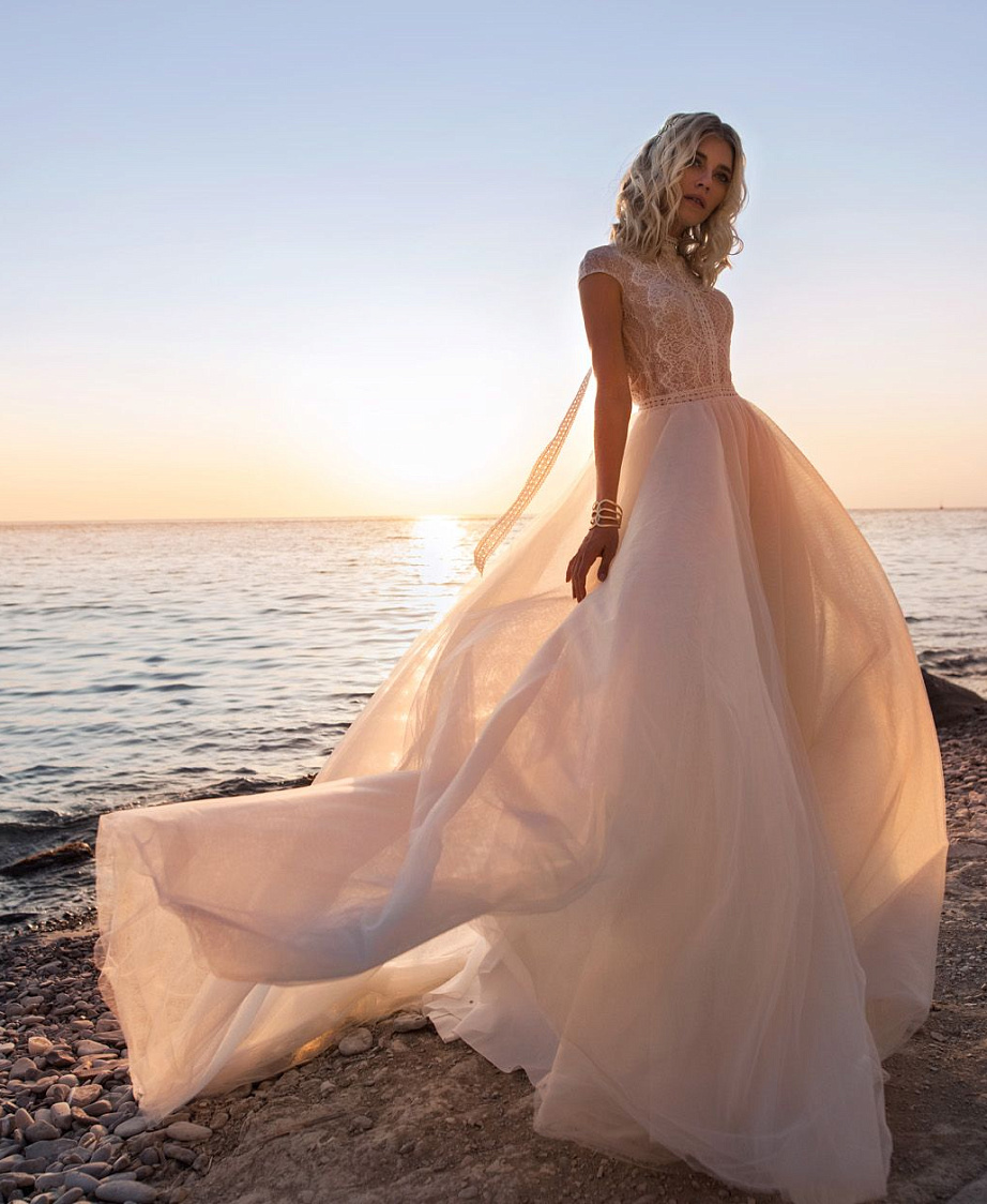 Легкое свадебное платье с открытой спиной фото