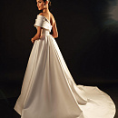 Пышное атласное свадебное платье со шлейфом фото