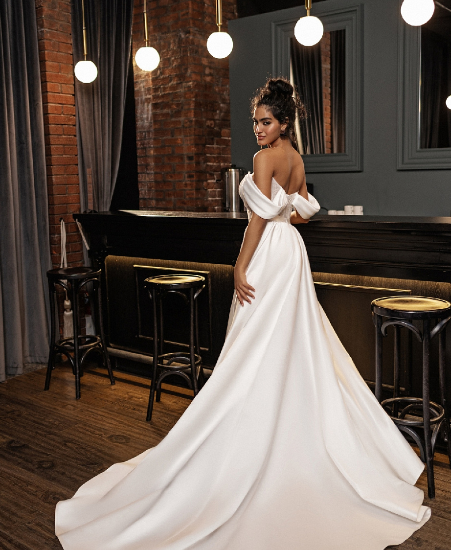 Короткое свадебное платье со съемным шлейфом фото