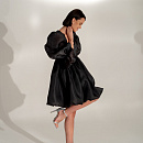 Короткое чёрное платье с объемными рукавами фото