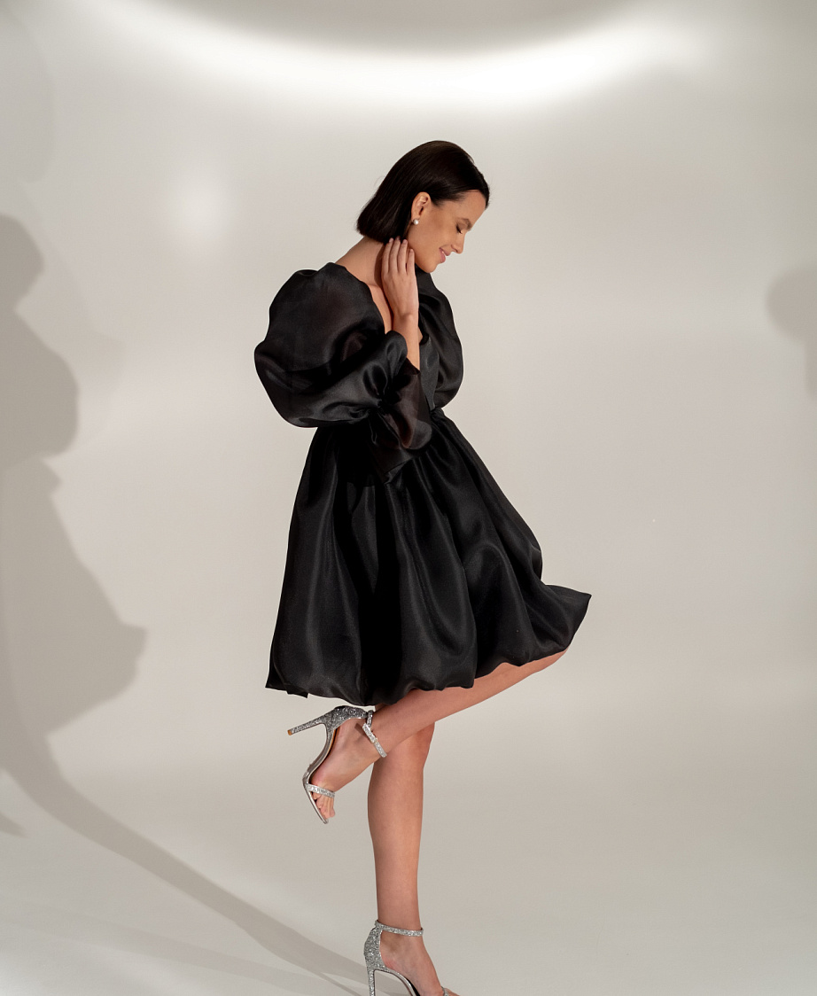 Короткое чёрное платье с объемными рукавами фото