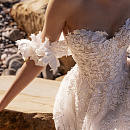 Кружевное свадебное платье с цветочными бретелями фото