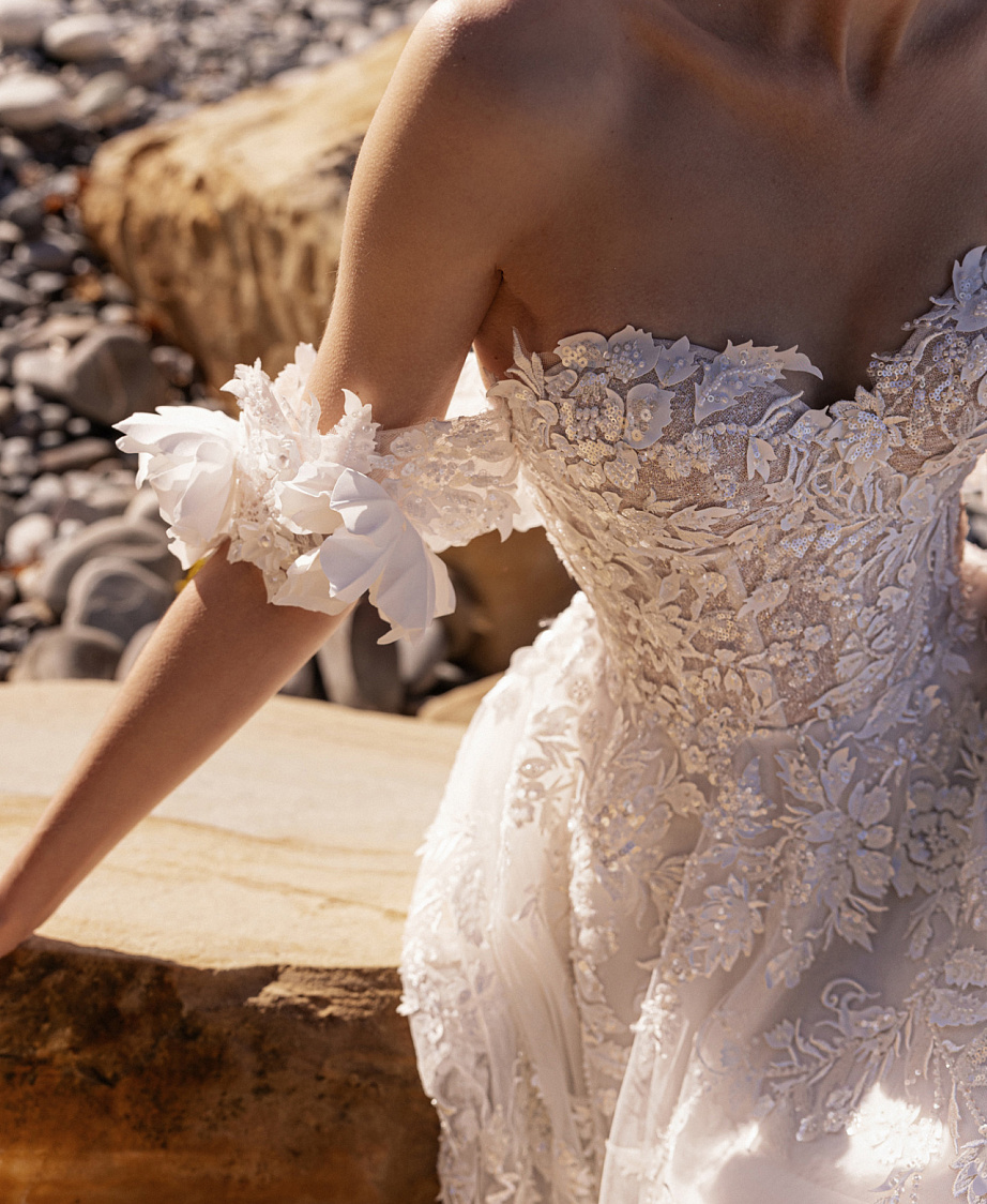 Кружевное свадебное платье с цветочными бретелями фото