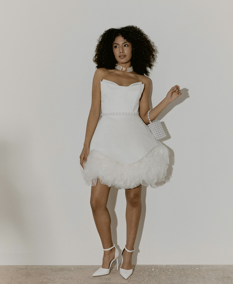 Стильный комплект из атласного мини платья и юбки из 3Д цветов фото