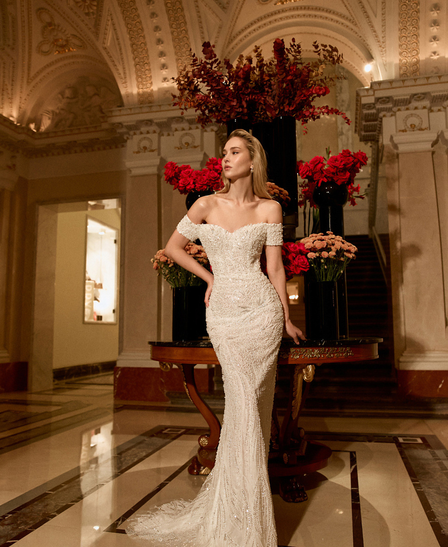 Роскошное облегающее свадебное платье с открытыми плечами фото