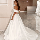 Атласное свадебное платье с вырезом лодочка фото