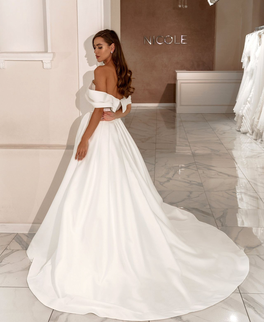 Атласное свадебное платье с вырезом лодочка фото