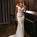 Атласное свадебное платье рыбка со спущенными плечами фото