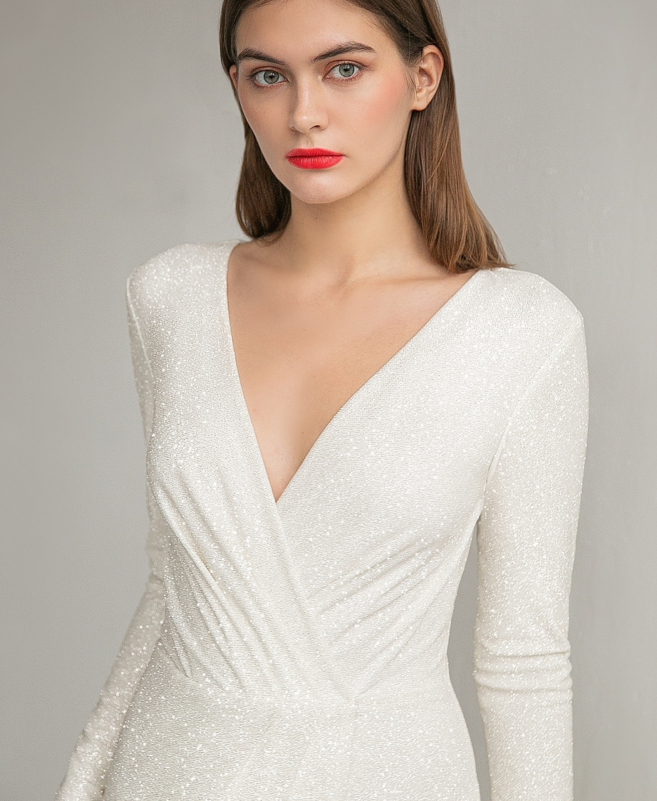 Прямое свадебное платье с глиттерным напылением фото