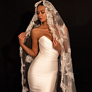 Свадебная фата с красивым кружевом у лица фото