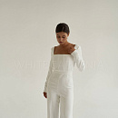 Белый свадебный комбинезон с квадратным вырезом фото