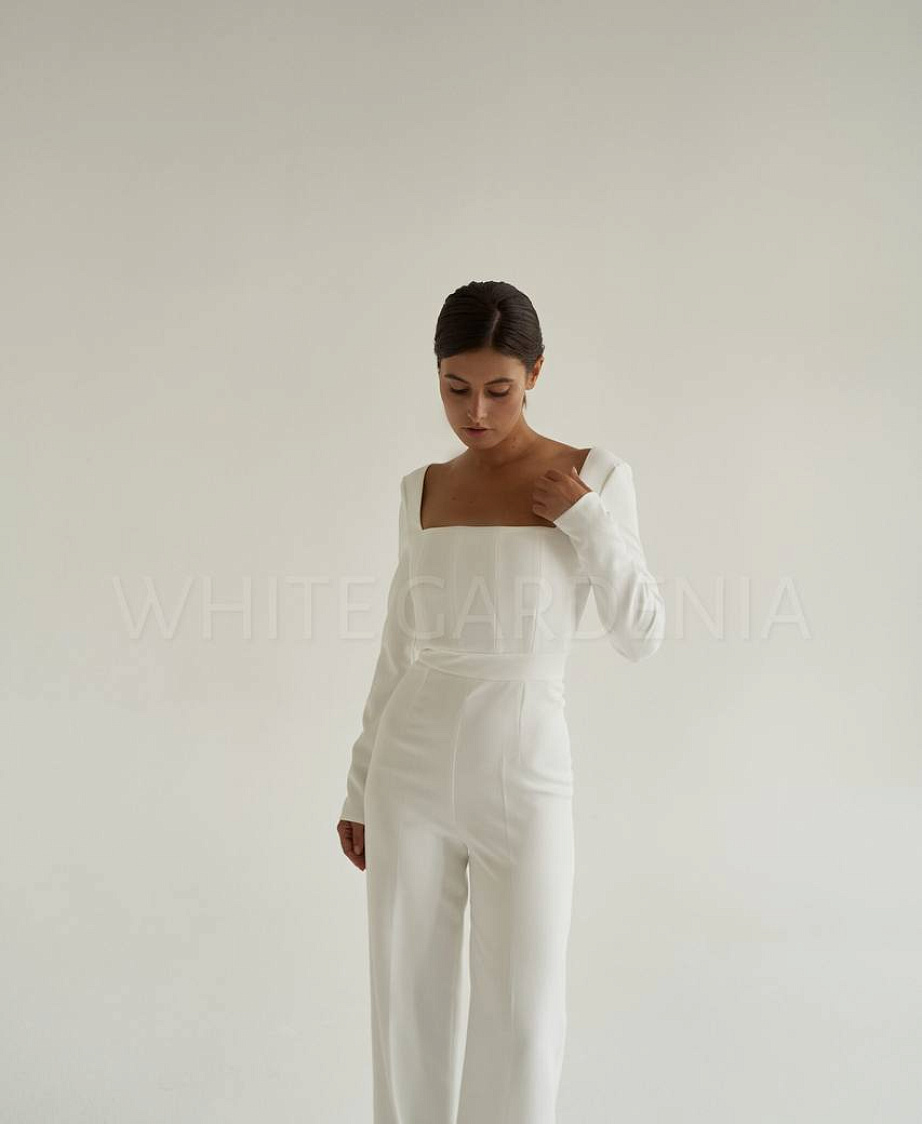 Белый свадебный комбинезон с квадратным вырезом фото