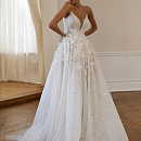 Эффектное свадебное платье с объемными цветками фото