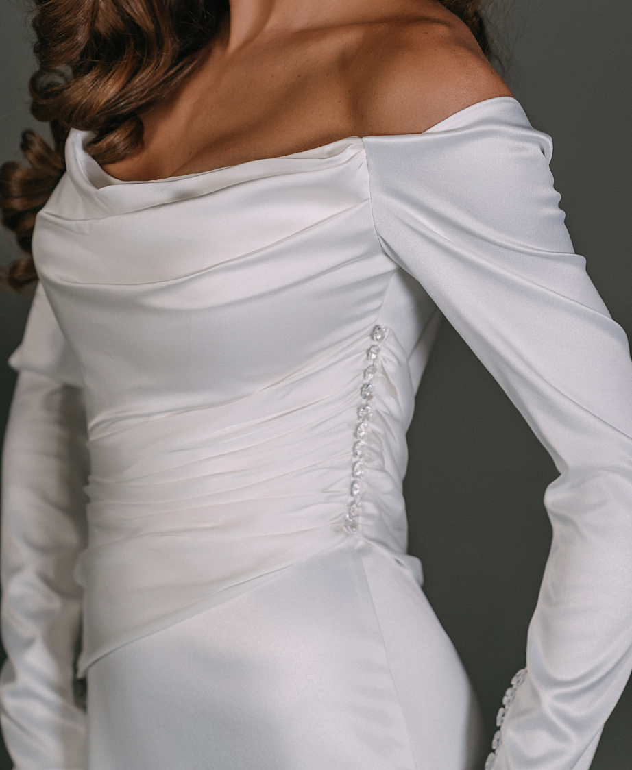 Атласное свадебное платье с ассиметричным верхом фото