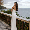 Стильное свадебное платье с разрезом на юбке фото