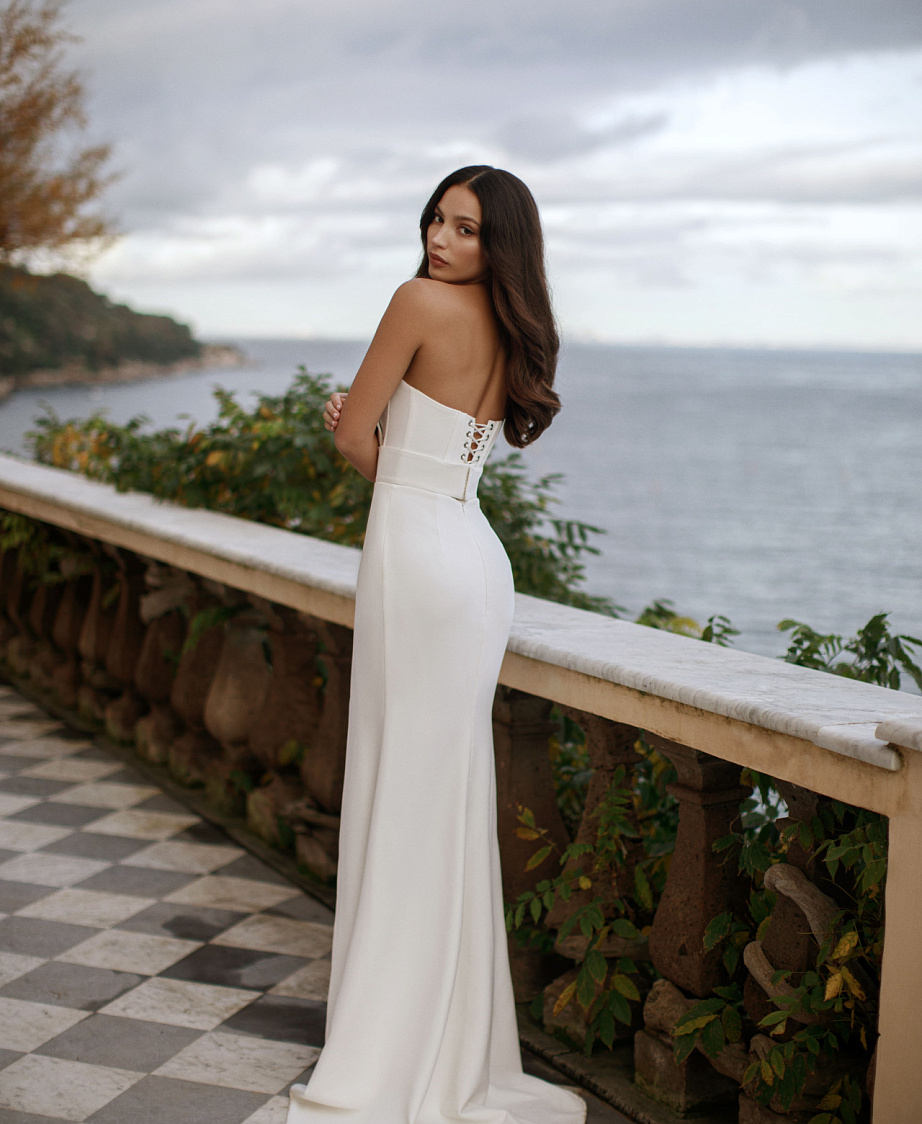 Стильное свадебное платье с разрезом на юбке фото