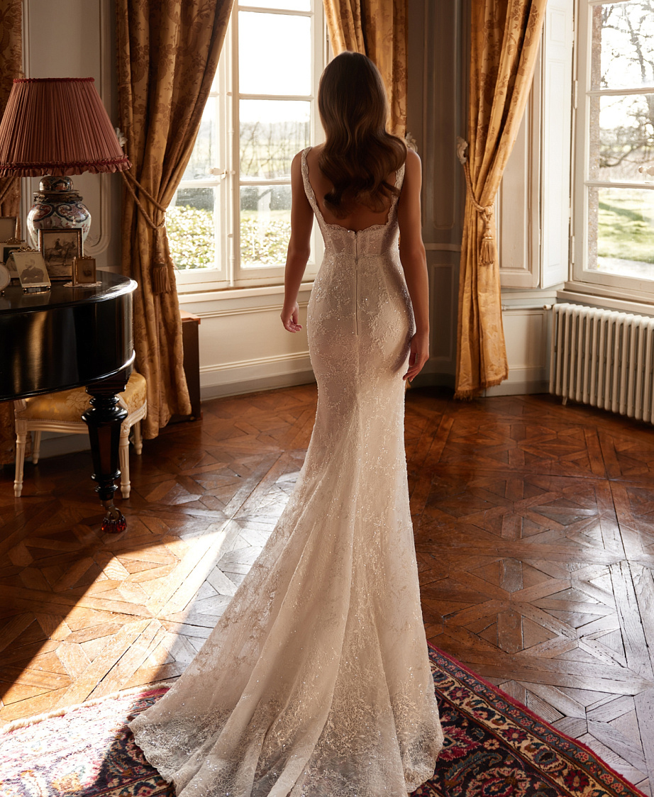 Роскошная русалка с квадратным вырезом и пышным слейфом фото