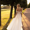 Изысканное свадебное платье с расшитым кружевом фото