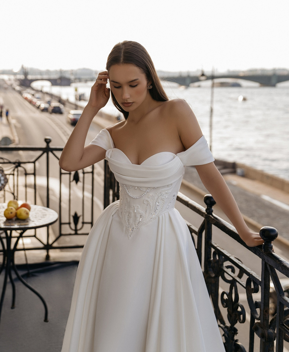 Атласное свадебное платье с объемной вышивкой фото