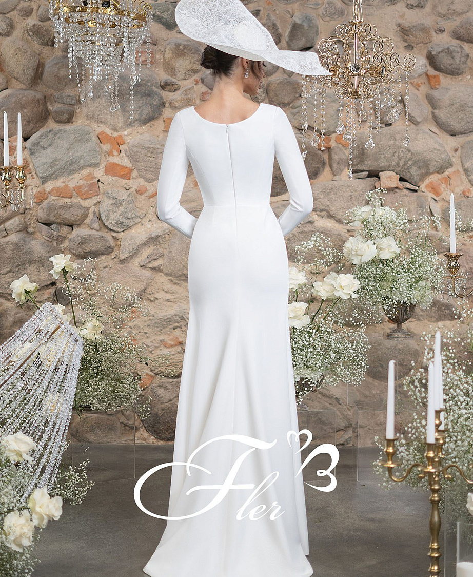 Лаконичное свадебное платье с руквами и V-вырезом фото