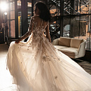 Дизайнерское свадебное платье с объемными цветами фото