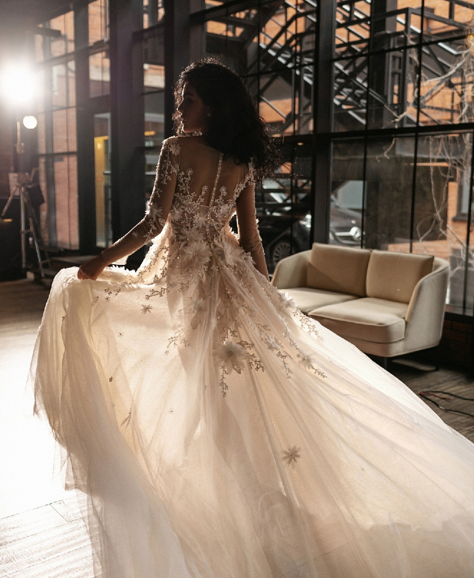 Дизайнерское свадебное платье с объемными цветами фото